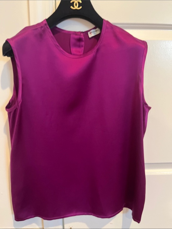 CHANEL Tops - CHANEL Magenta Silk Sleeveless Shell Top